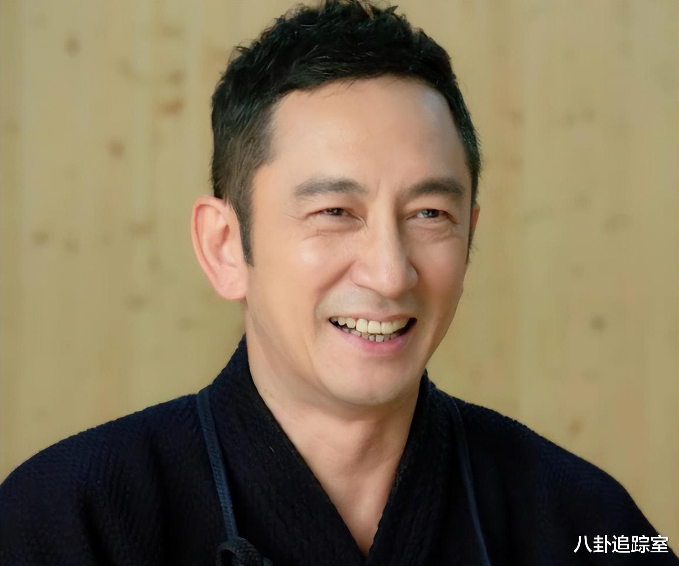 59岁吴启华现身富婆聚会,满墙洋酒好气派,与刘嘉玲合影显僵硬