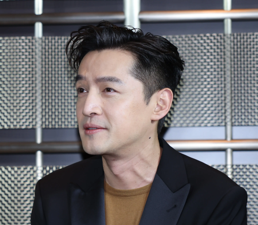 42岁胡歌现身上海认不出!脸部皱纹明显太真实,气质过人明星范足