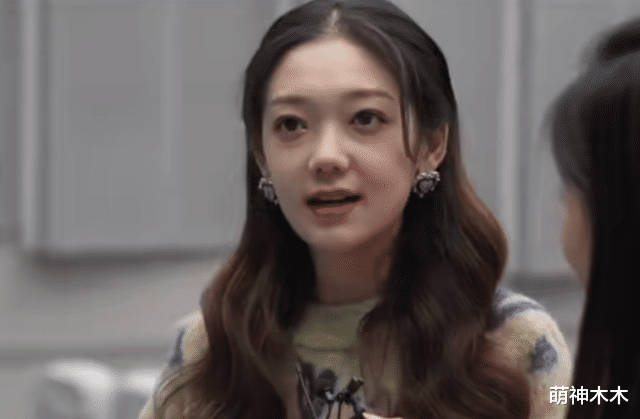 李亚鹏 明星年前都在干嘛？江疏影晒美甲周雨彤染发，李亚鹏一家逛超市