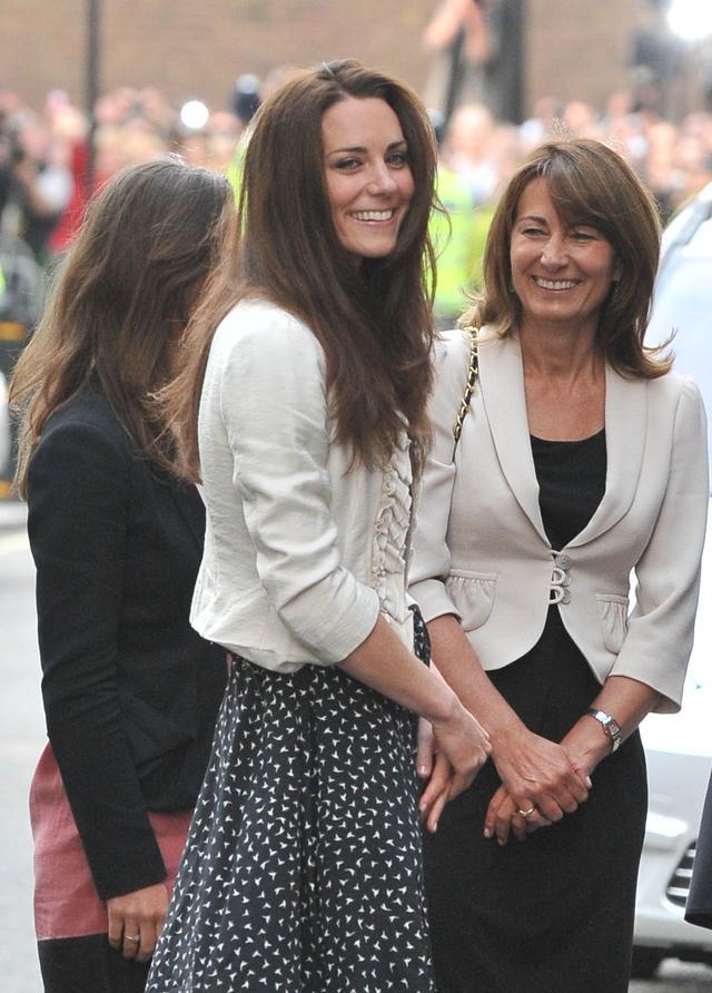 凯特王妃|凯特王妃不惧娘家破产,疑穿粉裙力挺妈妈,与戴妃侄女同场未同框