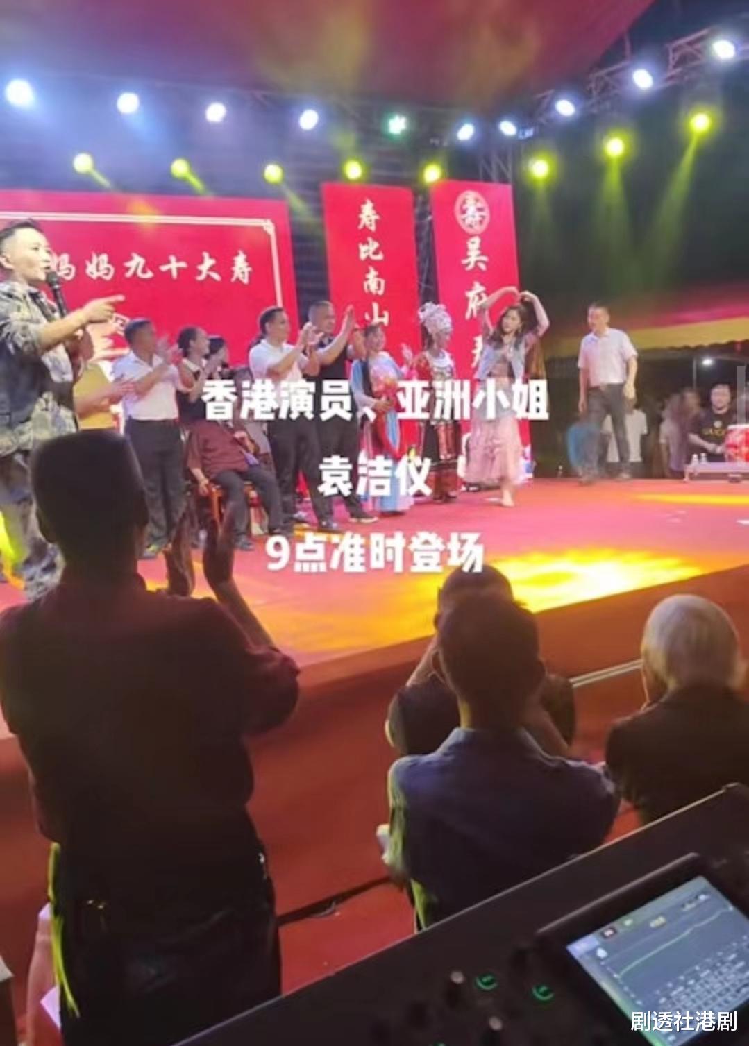 场面尴尬！56岁前亚姐现身农村商演贺寿，表面大阵仗但实际无人识