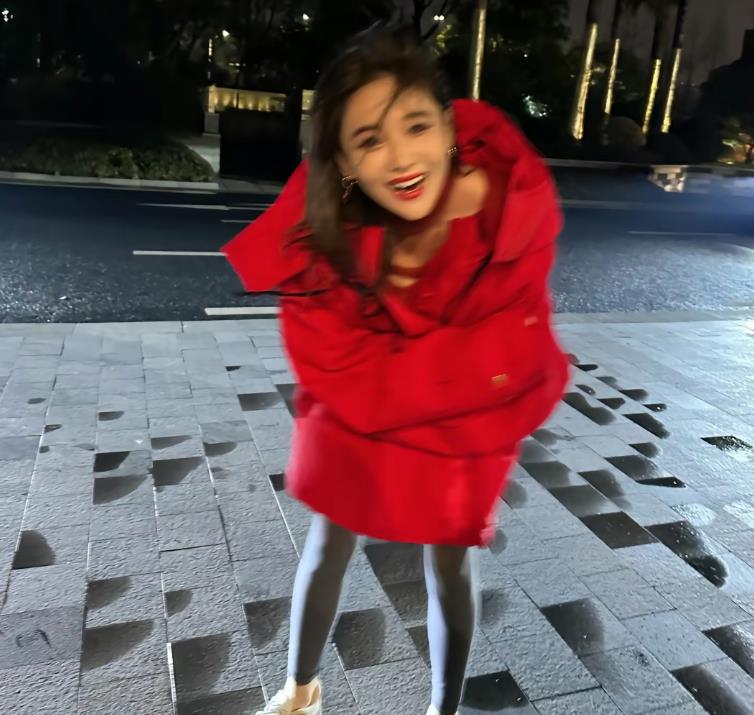 张馨予|张馨予妇女节晒老公视角秀恩爱,穿红衣开心灿笑,筷子腿吸睛十足