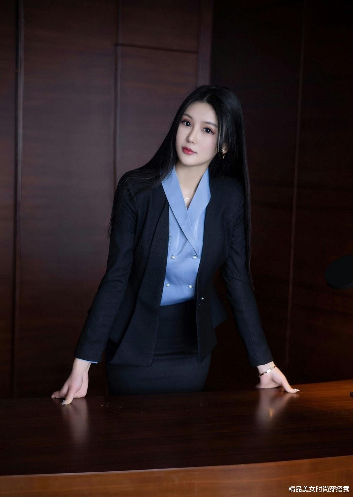 大学生|蓝黑色的套装裙内搭蓝色衬衫简约而时尚，打造帅气干练的职场女性