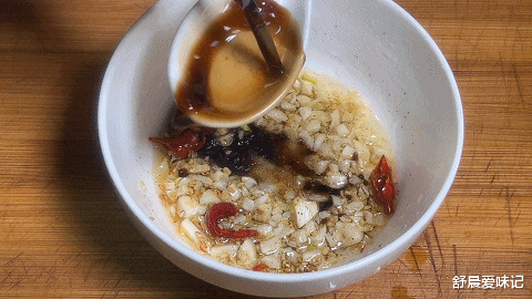 |鸡蛋不煮不炒,和黄瓜简单拌一拌,鸡蛋金黄焦香,黄瓜清脆爽口呢