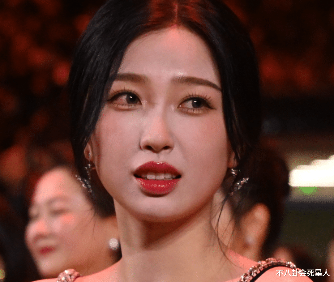 杨紫|真正的厮杀!42位女星比美盛事,85花同框,杨紫热巴争艳,好刺激