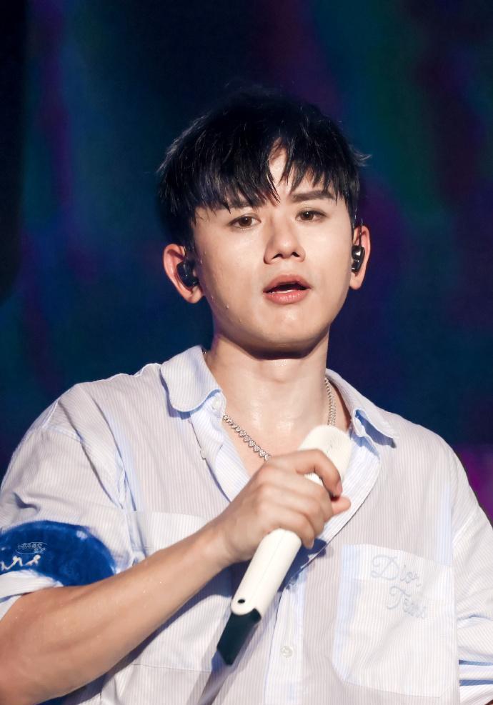 尴尬！张杰演唱会为粉丝订制19层蛋糕催泪庆生，下台就当垃圾丢弃