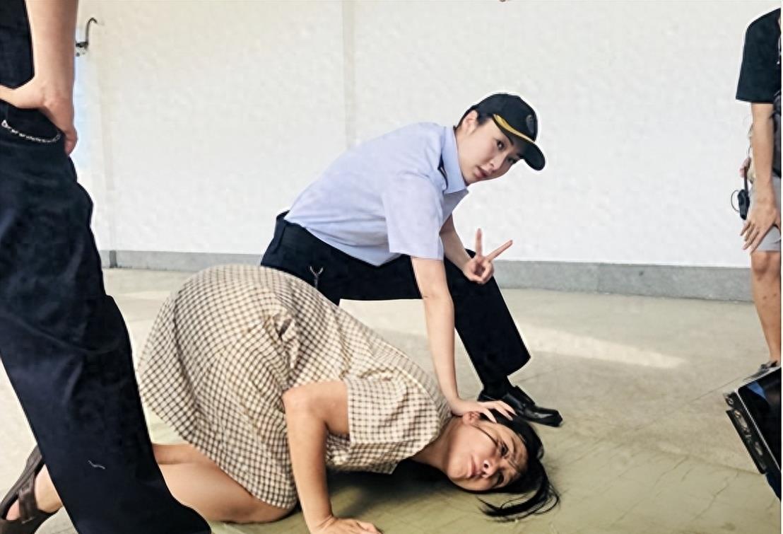 官方终于出手了!张智霖被带走调查,奢靡生活曝光,床单都是爱马仕的