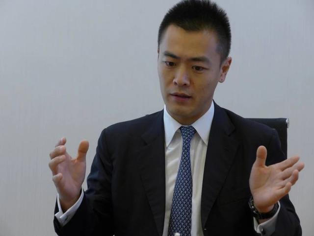 71岁刘銮雄宣布全部财产转给儿子刘鸣炜，联手将甘比踢出局