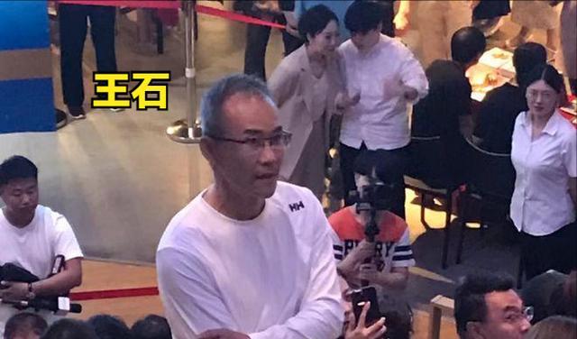 72岁王石与女网红健身吃饭,对方称其“爷爷”,双腿成最大亮点