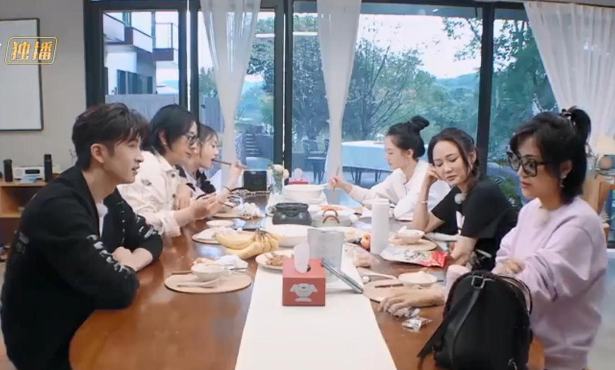 刘芸|《妻子6》女星吃饭戴墨镜,陆毅妻子我能理解,刘芸夫妇搞啥名堂