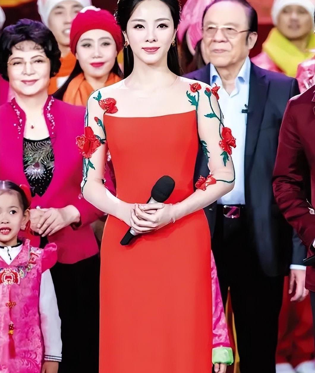 春夏穿搭 想看标准贵气的东方美人脸？审美还待是央视！