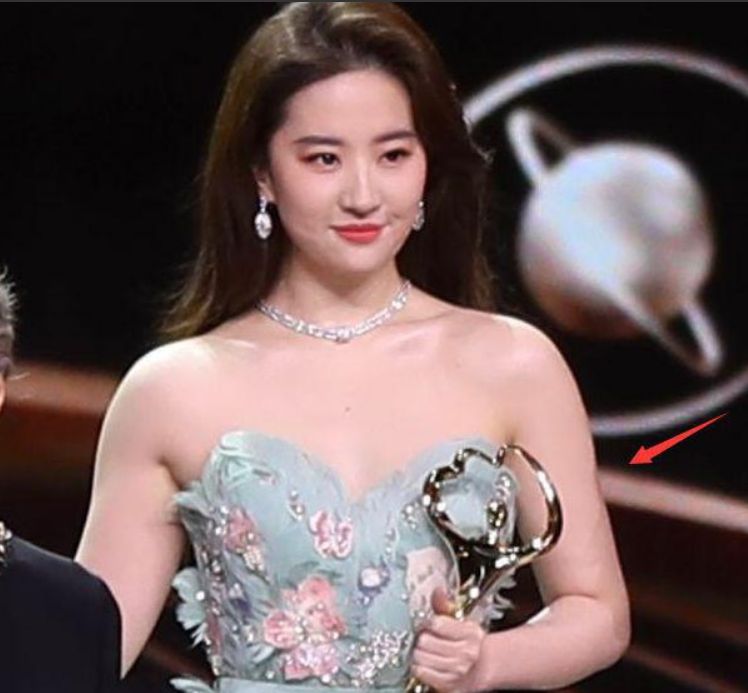 刘亦菲|刘亦菲国外看秀生图惹争议，肩膀壮实驼背明显，近照被指毫无仙气