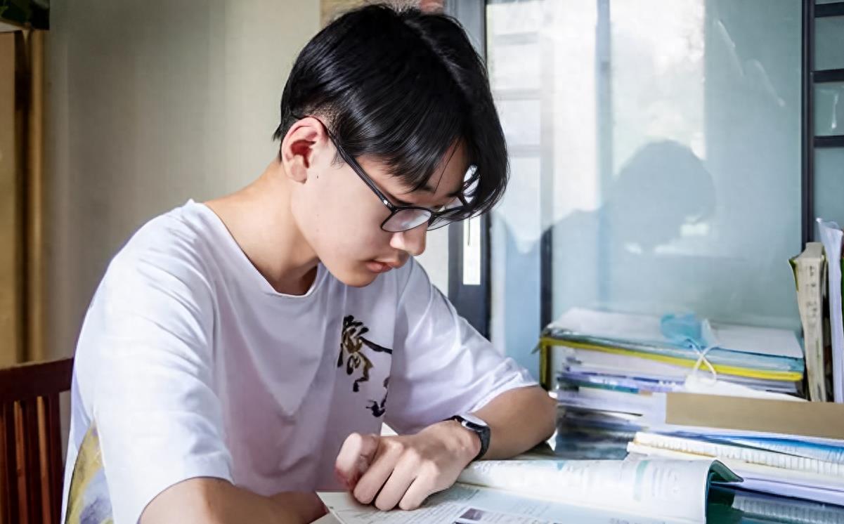 甘肃21岁男子被8名中学生活埋，死前哀求：放过我，妈妈在家等着我