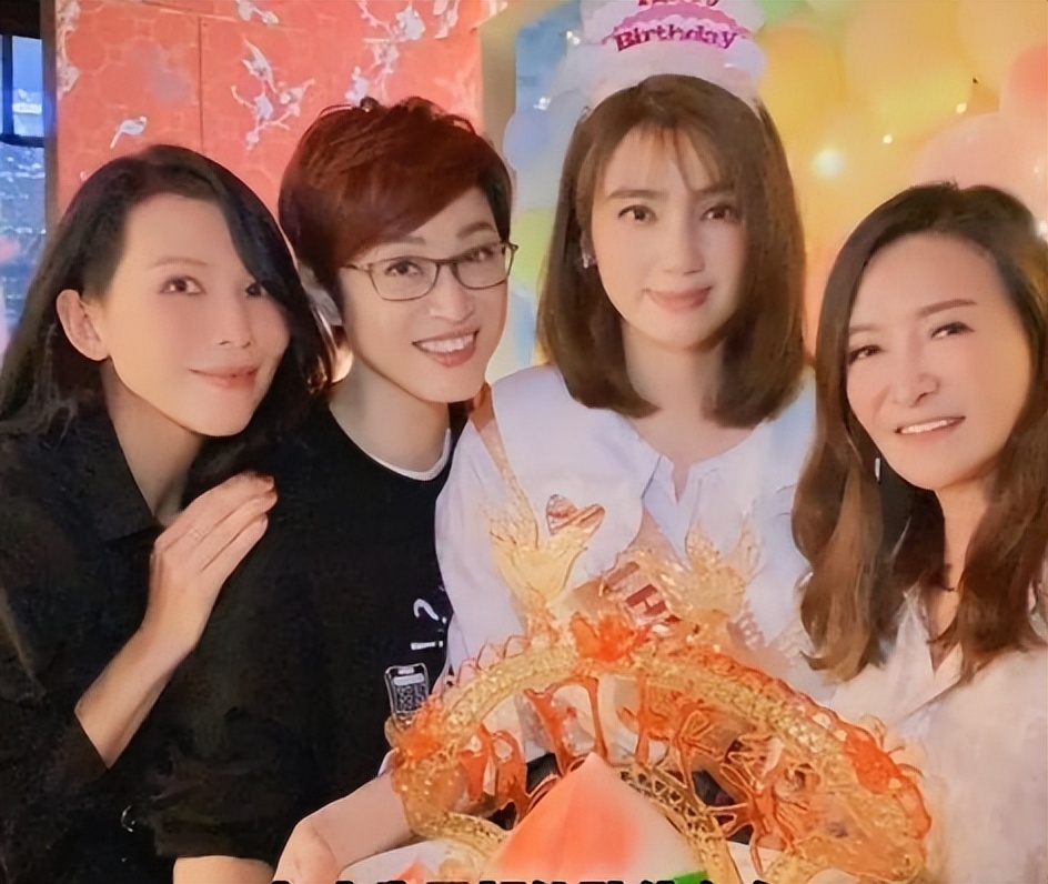 52岁女星洪欣高调庆生 闺蜜陈法蓉蔡少芬陪同