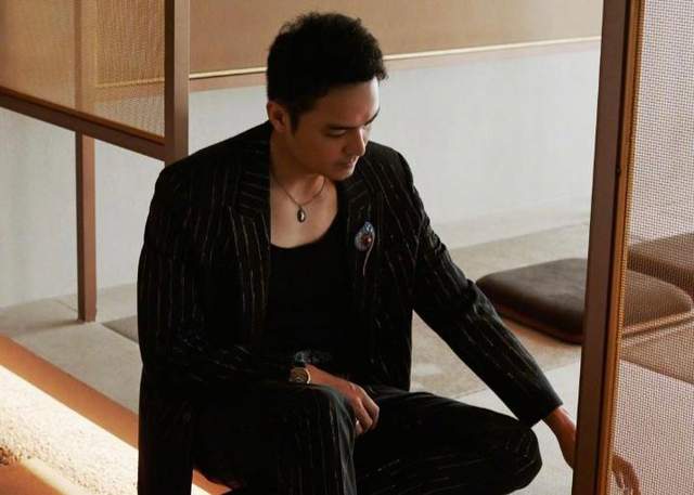 演员明道官宣二胎出生，十指紧扣父爱满满，女儿正脸照十分呆萌可爱