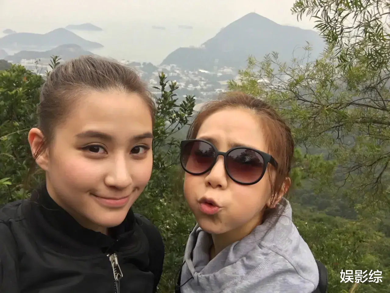 邓紫棋|邓紫棋晒出与何超莲18岁时合影,两人都是包子脸,土里土气