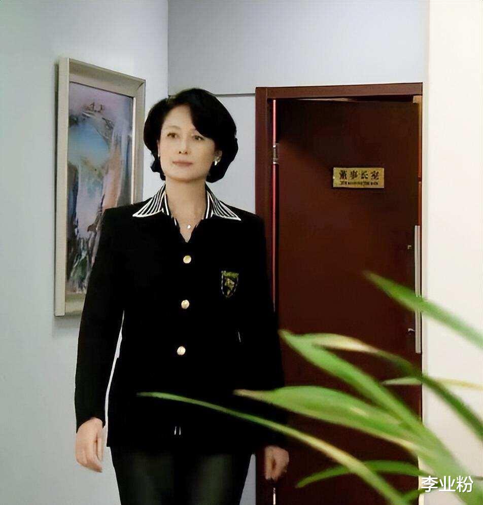 长裙 “第一青衣”左翎：短发时尚、衣品高级，优雅老去才是真的美