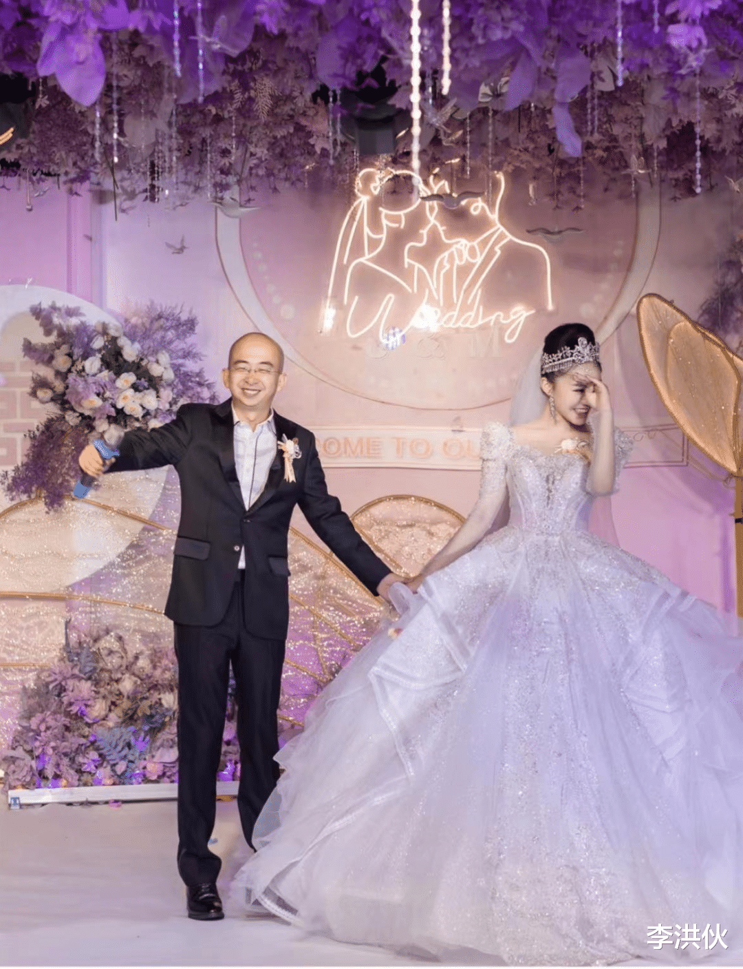 巨兴茂|导演巨兴茂小娇妻生产在即晒孕照,手托大肚很幸福,日子过得有滋有味