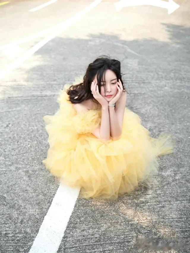 迪丽热巴|3月4日迪丽热巴黑西装造型气场全开，张天爱虞书欣抹胸裙性感迷人