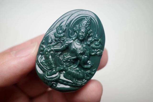 沙漠瑰宝雕刻绿度母，这成色秒杀大多数绿松石