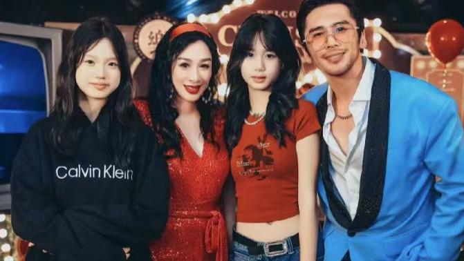 钟丽缇晒全家福庆生，52岁脸不塌美得不可方物，婆婆气场好强