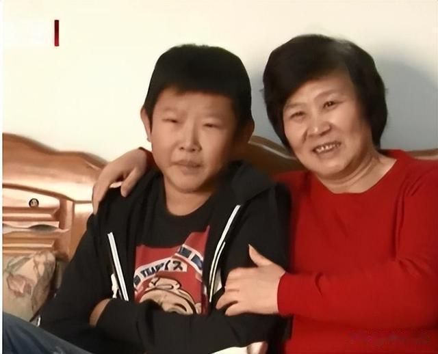 侯祥：9岁停止发育，出道18年只能演小孩，和妻子同框被嘲像母子