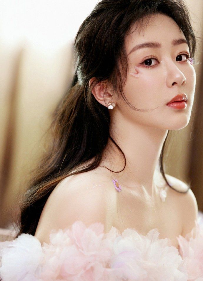 杨紫|杨紫晒剧组美照，童心未泯甜美歪头杀，范丞丞也是个搞笑的人