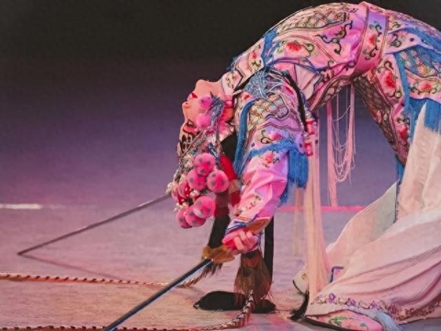 李沁：国家秘密培养她9年，转身却踏进娱乐圈，背后原因令人感慨