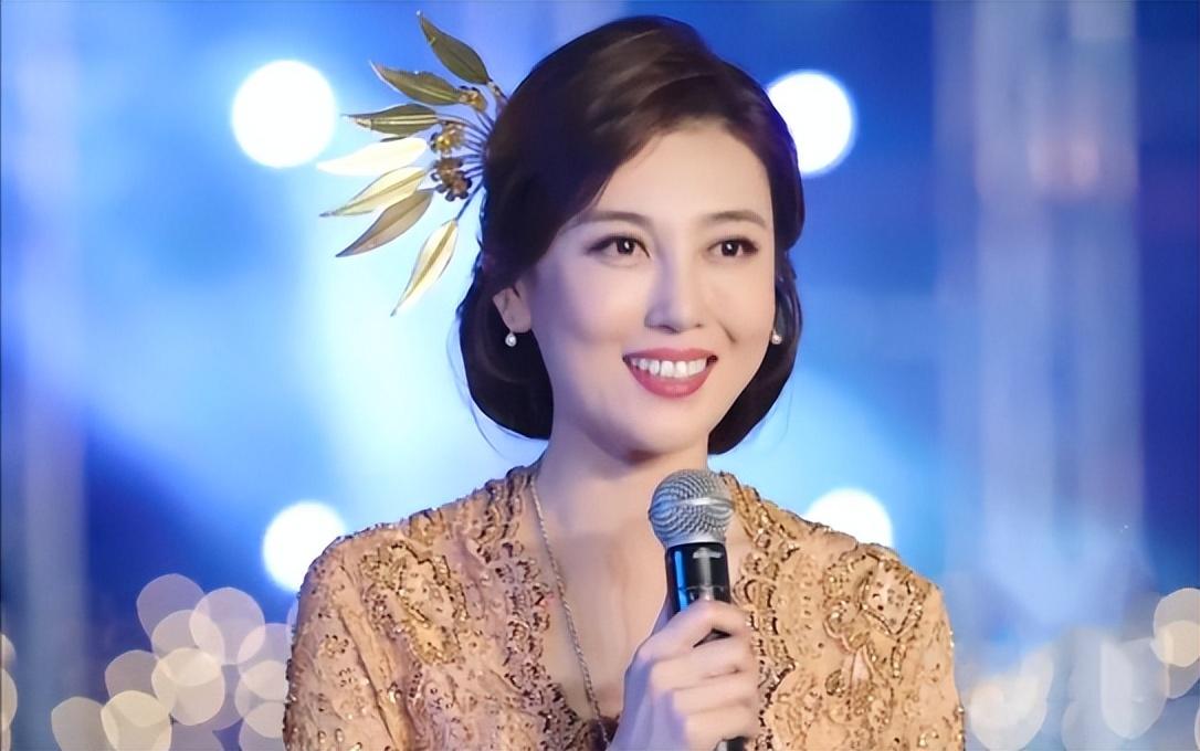 央视主持人李红:经历逃婚,被造谣嫁入豪门,现在生活怎样了?