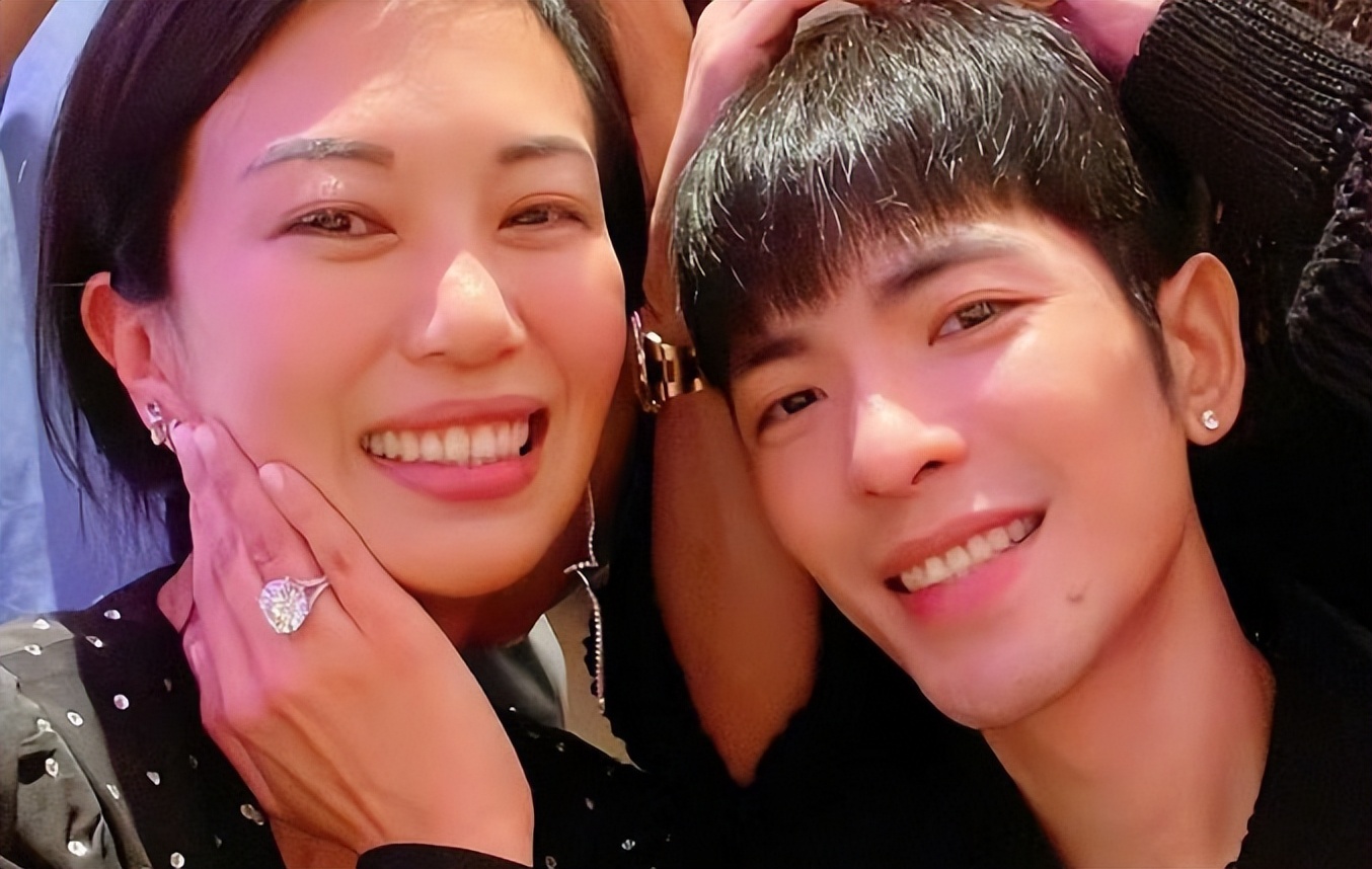 萧敬腾求婚50岁经纪人！喊妻子“妈妈”，女方与贾静雯接吻引争议