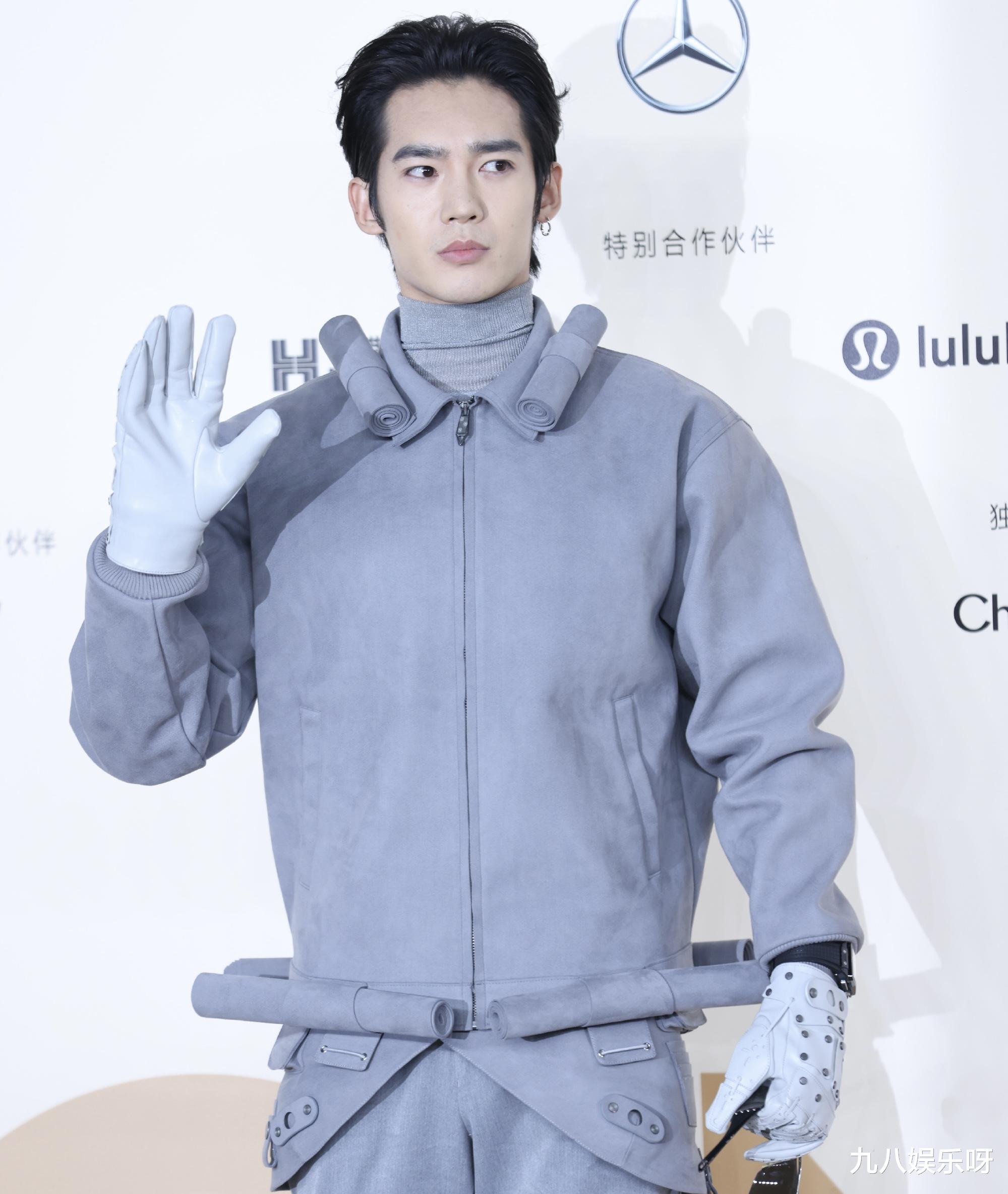 于适粉丝脱粉回踩，曝光多张未修怼脸生图，皮肤状态堪忧