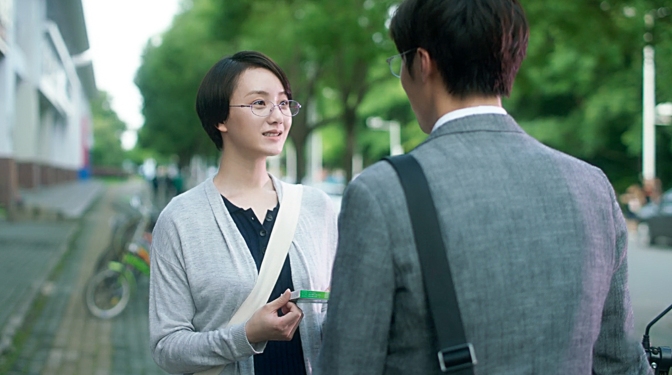 女孩|35岁知名演员被曝隐婚生女！抱小女孩逛街显亲密，本人忙发文澄清