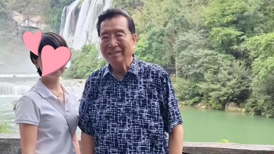 84岁李双江旅游被偶遇，儿子出狱后神采奕奕，李天一疑似陪同