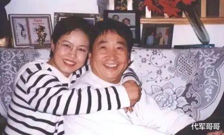 26年前,姜昆不顾妻子反对收养的6岁遗孤,如今成了他的骄傲