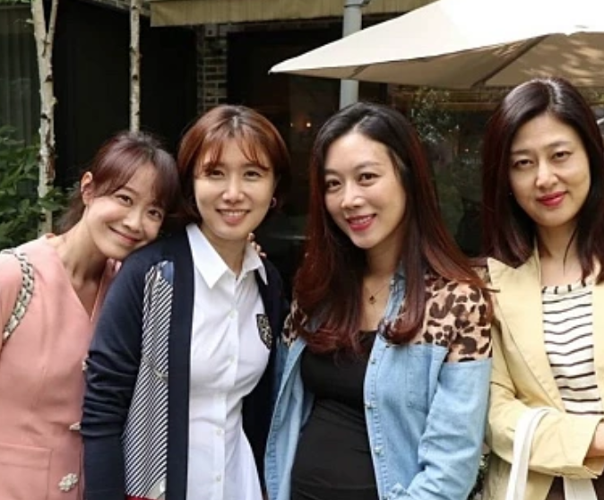 mbc|刘在锡?罗京恩近照曝光!MBC前播音员出身、一脸幸福出席旧同事聚餐!