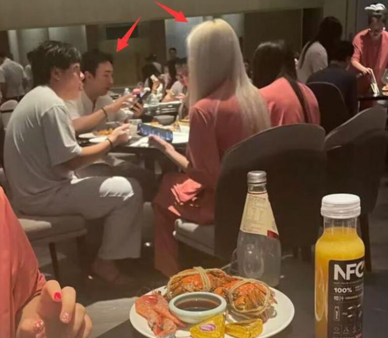 王思聪|偶遇王思聪与美女逛街，女方满头金发太抢镜，校长没对方高太尴尬