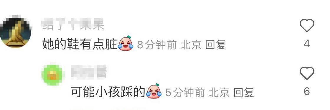 Angelababy被禁言后首露面，深夜抱儿子看急诊，干瘪憔悴显落魄