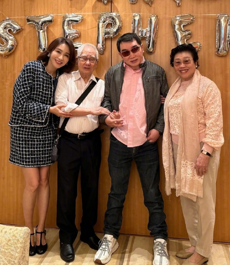 52岁黎姿晒原生家庭全家福！其弟弟一度成为植物人，花11年站起来