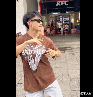 抖音|海底捞“奶狗男模”舔屏,比椰树椰汁还野!