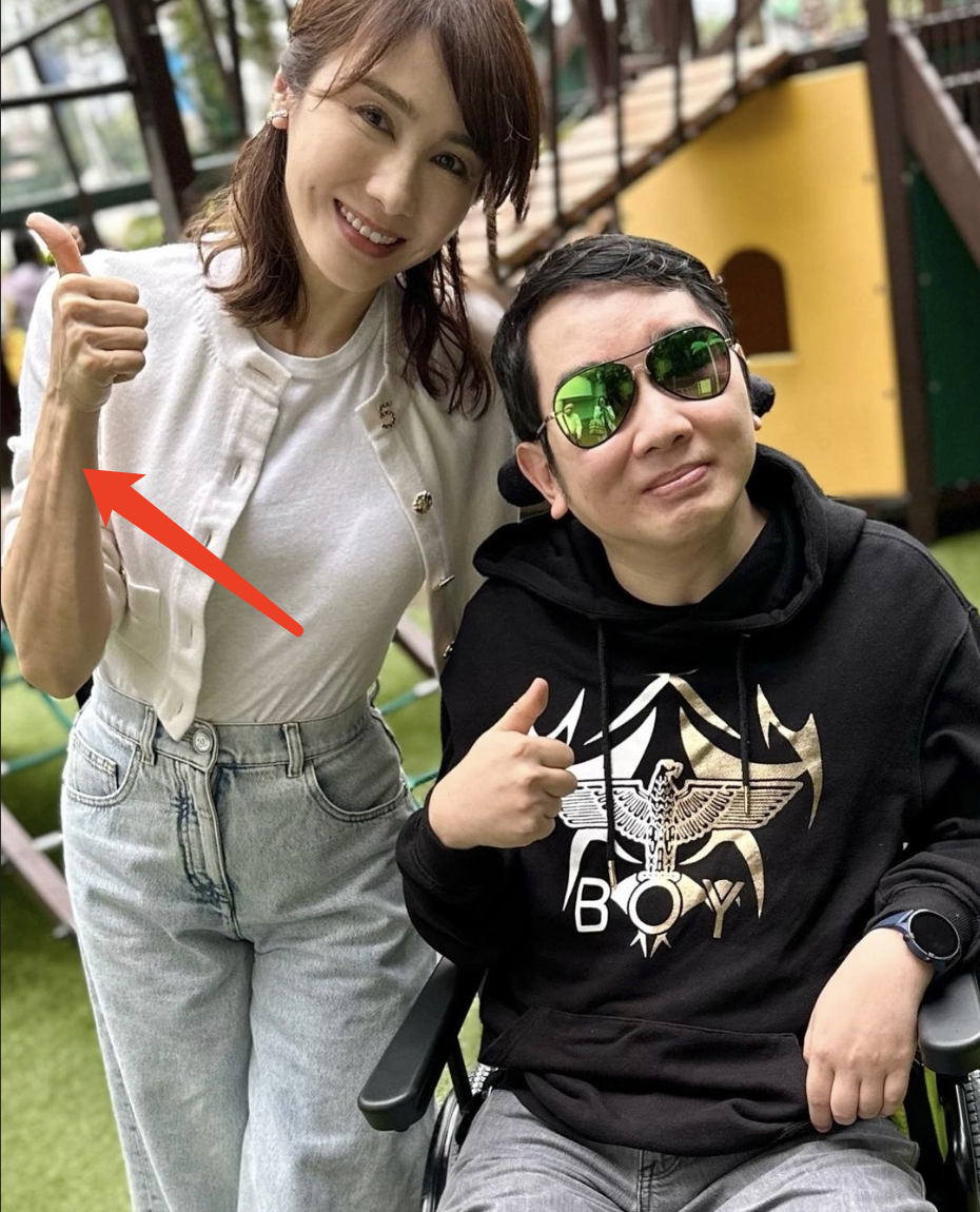 玛丽莲·梦露|51岁黎姿携父母出游,鱼尾纹抢镜衰老明显,弟弟坐轮椅出镜自信乐观