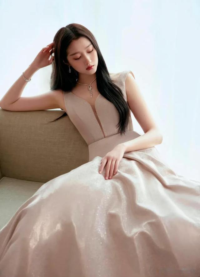 孙怡|3月18日李沁孙怡活动路透,精致穿搭大秀完美身材,性感迷人!