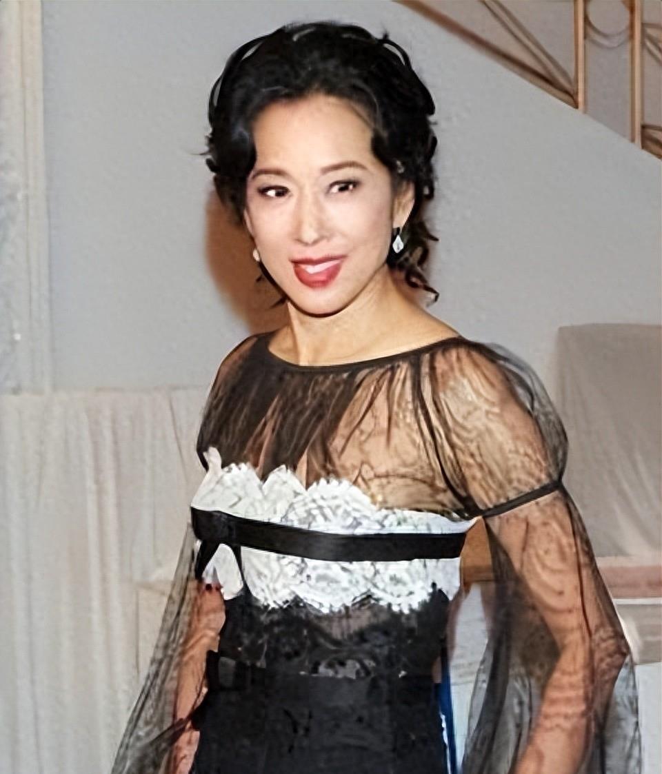 600亿财产!朱玲玲不掺和罗家夺产之争,网友:为霍启刚离婚了