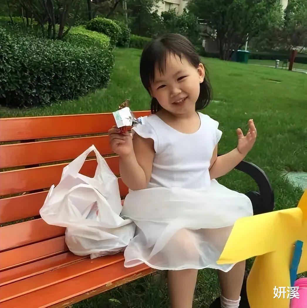 马蓉和王宝强离婚后首次合影!37岁马蓉新染一头金发像大学生