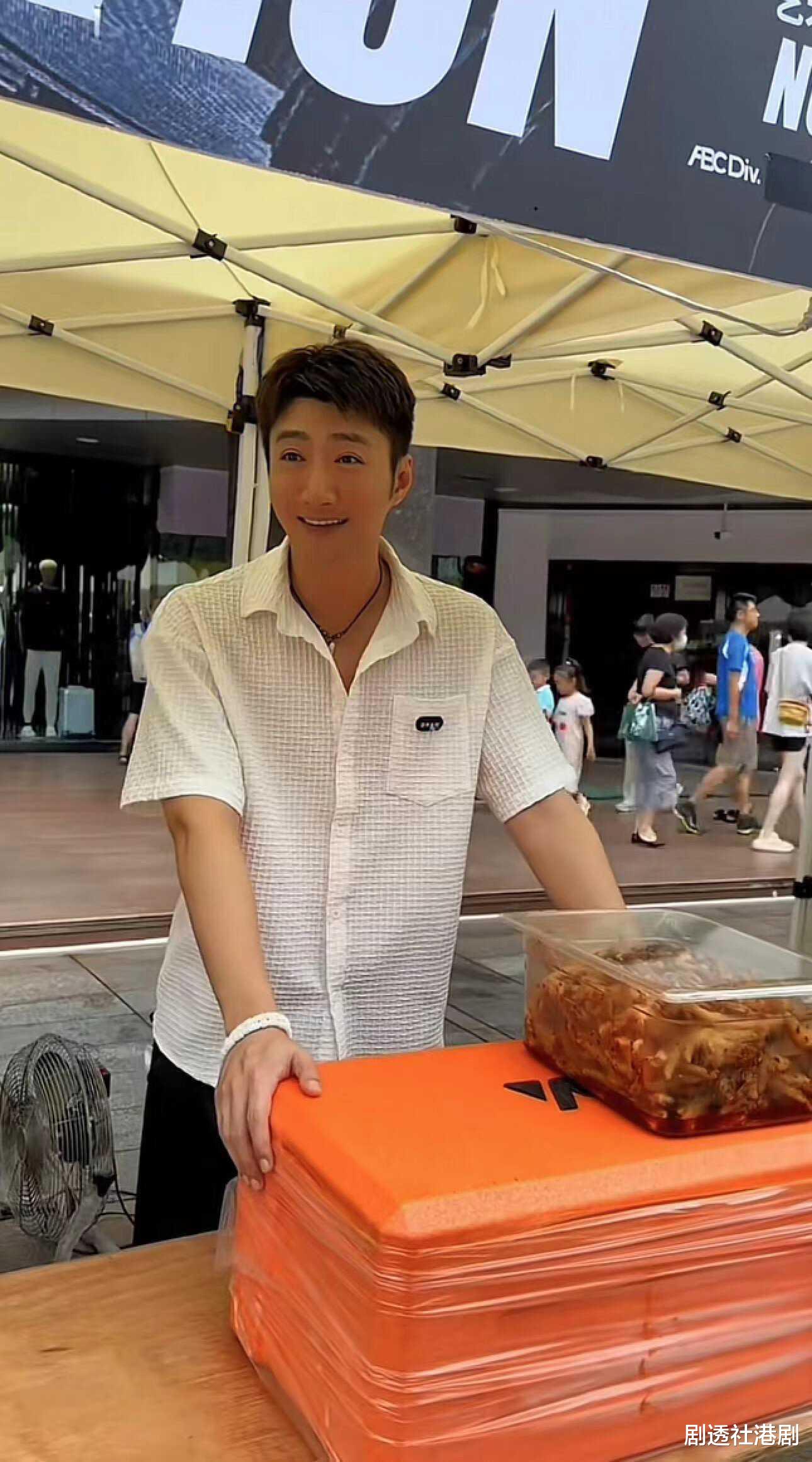 39岁前TVB小生现身内地摆摊卖鸡脚,被网友提及旧爱陈自瑶