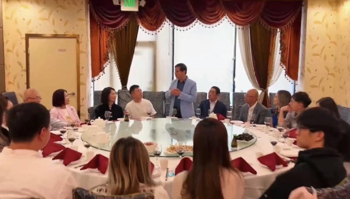 陈伟鸿|55岁央视名嘴陈伟鸿现身美国!深陷移民风波,宴请国外名流魅力大