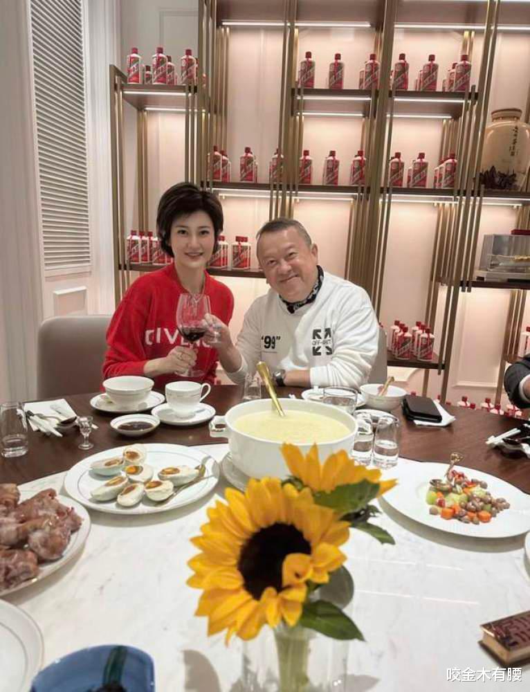 曾志伟|70岁曾志伟现身豪门晚宴,与美女富婆碰杯合影,一柜子飞天超亮眼