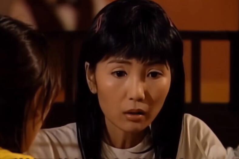 表面上是TVB万年女配，实际上是富家千金，坐着豪车进剧组吃盒饭