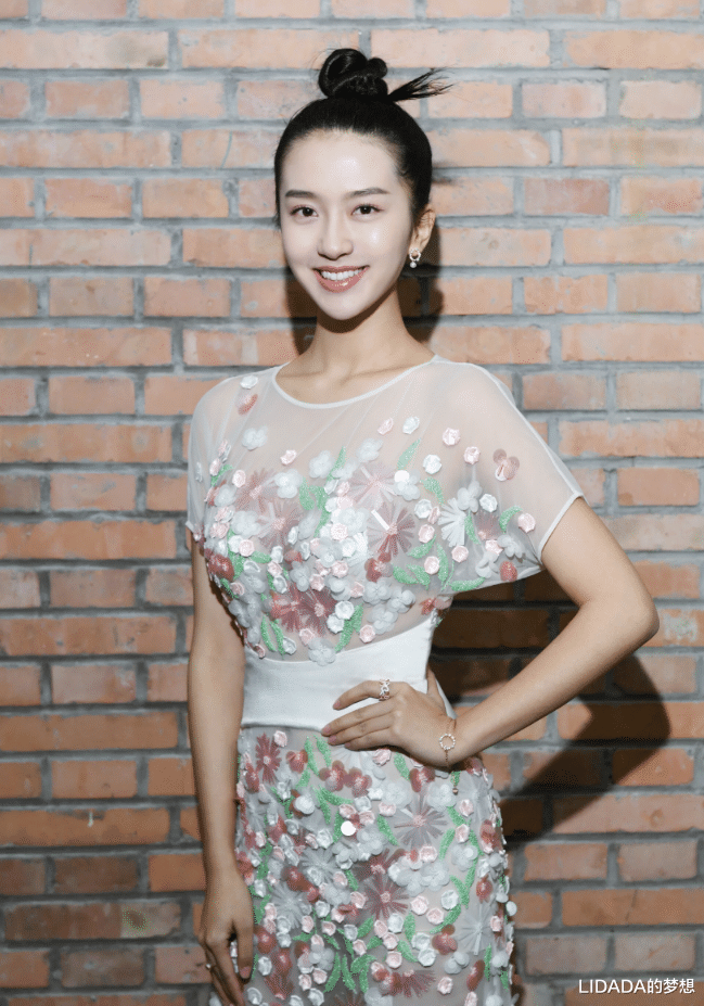 她出身普通却不甘于平庸，出道十年脚踏实地演戏，2023年终于火了