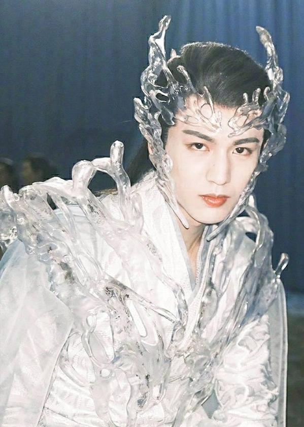 张凌赫上热搜,公共场合不检点,网友:这是要毁形象吗?