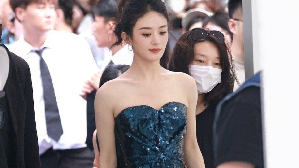 赵丽颖baby同时现身商场，一个高贵如公主一个穿衣低俗上不了台面